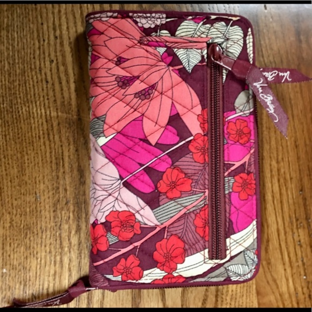 BUNDLE OF VERA BRADLEY - Picture 11 of 14
